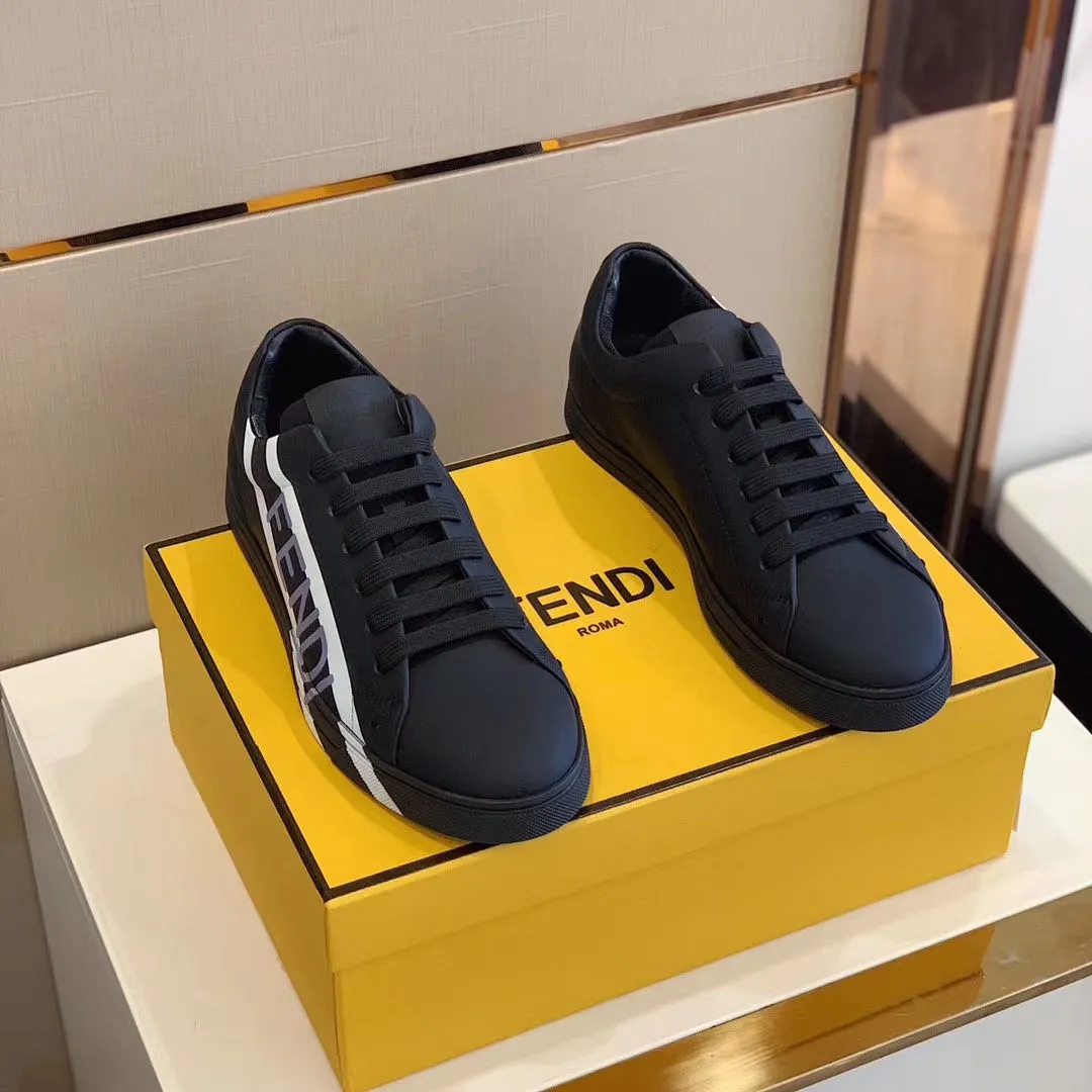 ¥420 Sun]FENDI Classic comfort for men, this sophisticated sneaker is handcrafted from soft calfskin. Mesh inner surface, ultra-light rubber material and rough outsole. This unique thin style is suitable for the casual and exquisite sensibility of this season. It is comfortable and natural on the feet. It is an everyday style for casual travel in autumn and winter! 38/45